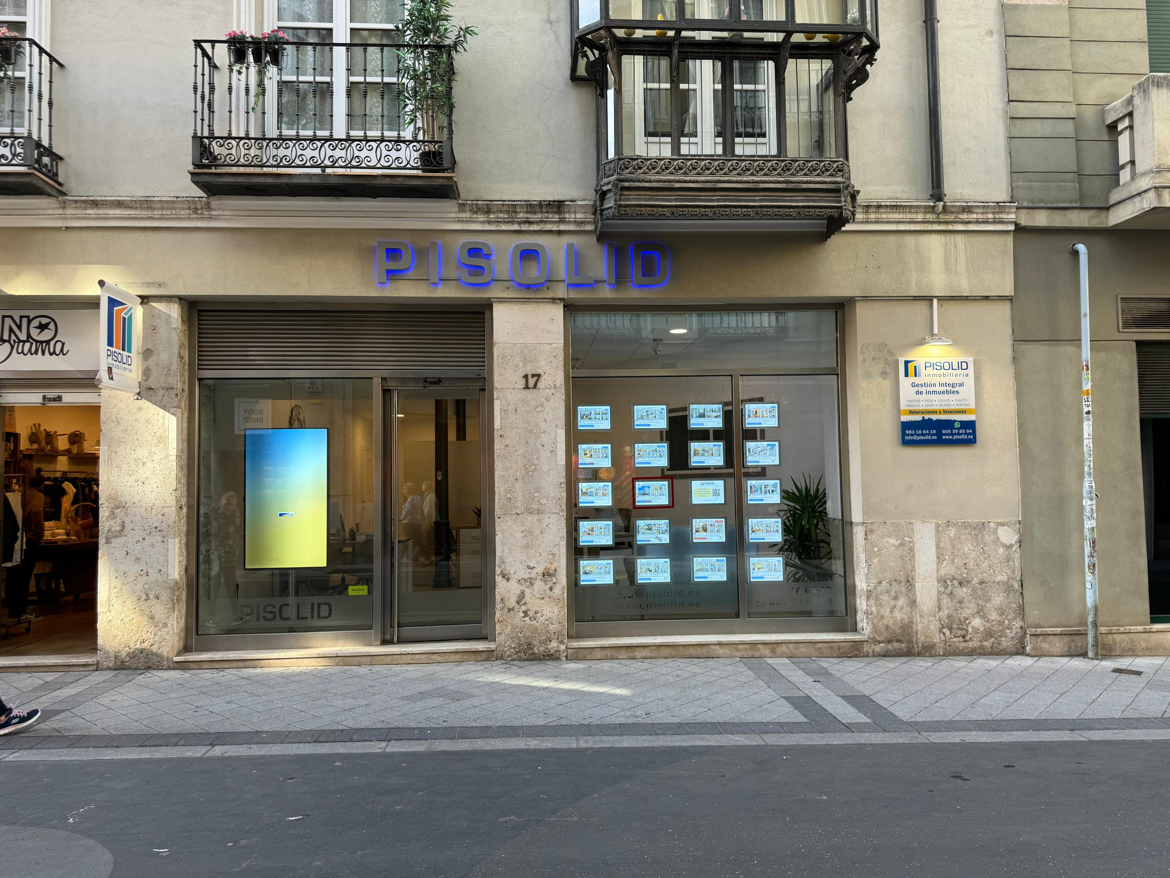 Oficina principal de Pisolid Inmobiliaria en Valladolid - Fachada del edificio con el letrero PISOLID en azul